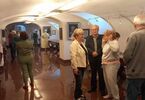 Seniorzy zwiedzają wystawę