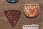 Ceramiczna biżuteria w różnych kolorach