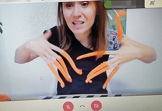 Zdjęcie instruktorki z mackami ośmiornicy na palcach podczas prowadzenia zajęć mali einsteini online.