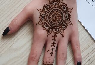 Dłoń z namalowanym henną tatuażem.