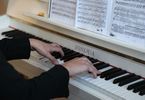 Zbliżenie na dłonie muzyka grającego na pianinie