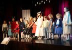 Dzieci śpiewają na scenie