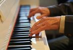 Zbliżenie na dłonie grające na pianinie