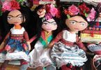 Trzy szmaciane lalki przypominające postać Fridy Kahlo