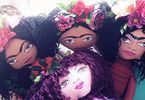 Cztery szmaciane lalki. Trzy z nich przypominają postać Fridy Kahlo.