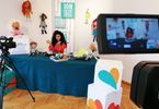 Kobieta nagrywa program o tworzeniu szmacianych lalek