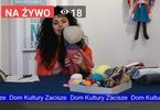 Kobieta pokazuje jak stworzyć szmacianą lalkę
