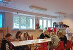 Wolontariuszka uczy uczestniczki podstaw komunikacji w języku polskim