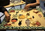 Klejenie mozaiki w kształcie rybek przez dzieci na stoliku