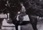 Zdjęcie młodzieńca na koniu
