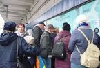 Seniorzy czekają na peronie na wyjazd pociągiem