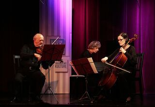 Lwowskie Trio Fortepianowego. Piotr Cegelski gra na skrzypcach, Olena Żurowa na wiolonczeli, Natalia Rewakowicz na fortepianie.