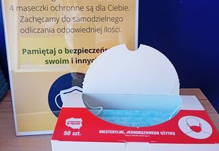 Maseczki ochronne z informacją o ilości pobieranych maseczek przez 1 mieszkańca Maseczki ochronne z informacją o ilości pobieranych maseczek przez 1 mieszkańca