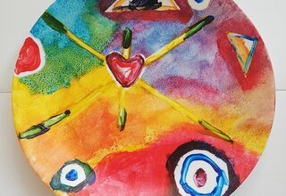 Talerz zdobiony abstrakcyjnymi elementami inspirowany twórczością Kandinskiego