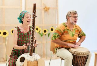 Mężczyzna i kobieta grają na instrumentach. Mężczyzna i kobieta grają na instrumentach.
