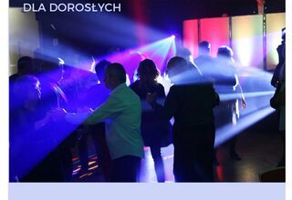 Tańczące pary w świetle reflektorów Tańczące pary w świetle reflektorów