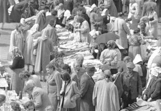 Zdjęcie ludzi kupujących na bazarze w Rembertowie