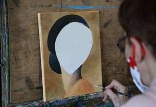 Obraz kobiety w trakcie malowania.