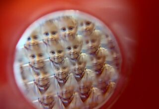 Kalejdoskop z obitymi w kole twarzami dziecka