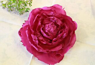 Różowy kwiat z tkaniny przypominający piwonię