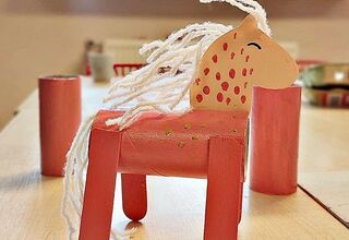Koń wykonany za pomocą rolek po papierze, papieru i sznurka