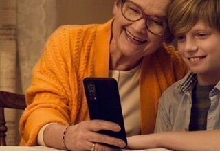Zdjęcie: Babcia z wnuczkiem przeglądają telefon