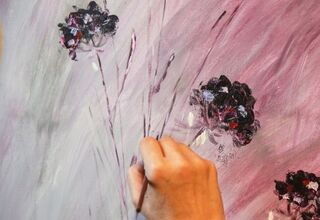 Ręka z pędzlem malująca kwiaty