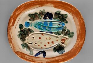 Ceramiczny talerz z kolorowymi rybami na srodku