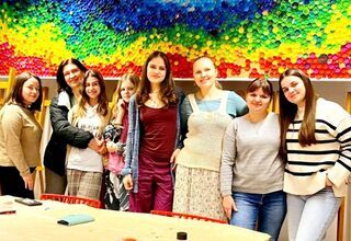 Foto grupowe, uśmiechnięte kobiety na kolorowym tle