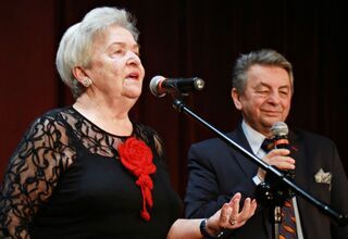 Kobieta i mężczyzna śpiewają