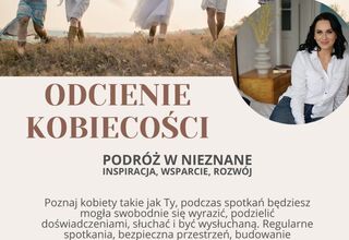 Kobiety trzymające się za ręce na łonie natury