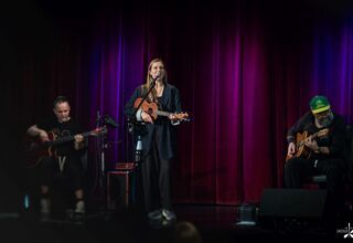 Trzyosobowy zespół na scenie, wokalistka i dwóch instrumentalistów