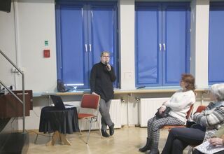 Zdjęcie kobiety prowadzącej wykład