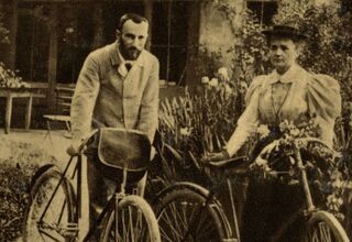 Zdjęcie czarno-białe kobiety i mężczyzny na rowerach