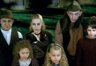 Zdjęcie: kadr z filmu Kołysanka, dwóch mężczyzn i dzieci w mrocznej stylzacji, źródło: https://www.filmweb.pl