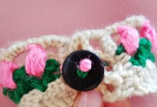 Zdjęcie: bransoletka zrobiona na szydełku, biało- różowa z elementami kwiatowymi