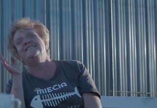 Zdjęcie kobiety z papierosem, foto: https://u-jazdowski.pl/edukacja/sztuka-nie-zna-wieku/-sztuka-nie-zna-wieku-491450601