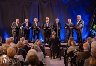 Zdjęcie: Seniorzy śpiewający na scenie