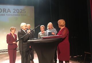 Zdjęcie seniorów na scenie