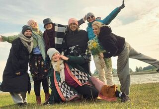 Zdjęcie grupowe: młode kobiety w zimowych strojach, nad brzegiem wody