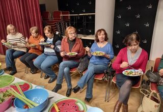 Zdjęcie kobiet siedzacych