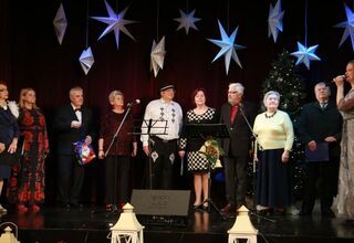 Zdjęcie: Seniorki i seniorzy na scenie