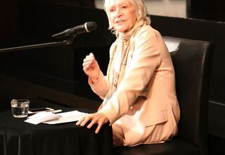 Zdjęcie: Starsza kobieta siedząca przy stoliku