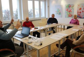 Zdjęcie: grupa osób dorosłych siedzących przy stole, cztery kobiety, dwóch mężczyzn