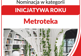 Zdjęcie: grafika w biało-czerwonych barwach z napisem na górze WARSZAWIAKI 2025, pośrodku zdjęcie pomieszczenia z książkami z białymi regałami
