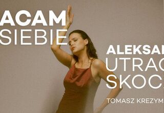 Baner: Wracam po siebie, młoda kobieta z zamkniętymi oczami, z ręką podniesioną do góry, w sukience na ramiączka