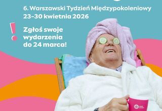 Plakat: Na tle niebiesko-różowym na leżaku leżący mężczyzna w białym szlafroku z różowym ręcznikiem na głowie
