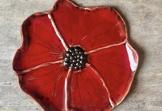 Zdjęcie: Ceramiczny talerz kwiat z czarnymi drobinkami po środku