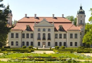 Zdjęcie pałacu w otoczeniu drzew, foto:https://www.muzeumzamoyskich.pl/