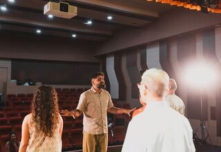 Zdjęcie mężczyzny i seniorki i seniora, foto:https://u-jazdowski.pl/edukacja/jesli-moje-cialo-jest-domem-